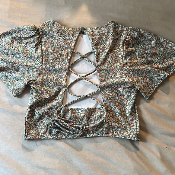 Floral Flutter Sleeve Open Back Top - Picture 2 of 3